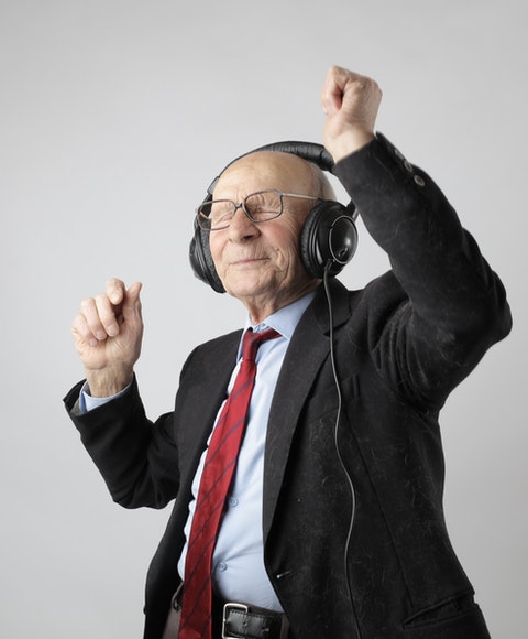 Äldre man med hörlurar