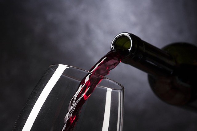 Rödvin hälls i ett glas