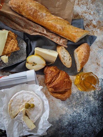 Honung, bröd, croissant och ost